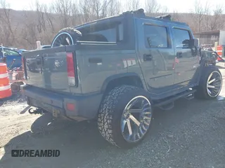2005 Hummer H2 SUT with VIN 5GRGN22U85H107090, listed as a IAAI auction lot 41514241 with 202,119 mi miles. Bid and sale history available at carsss.com. Image 4.