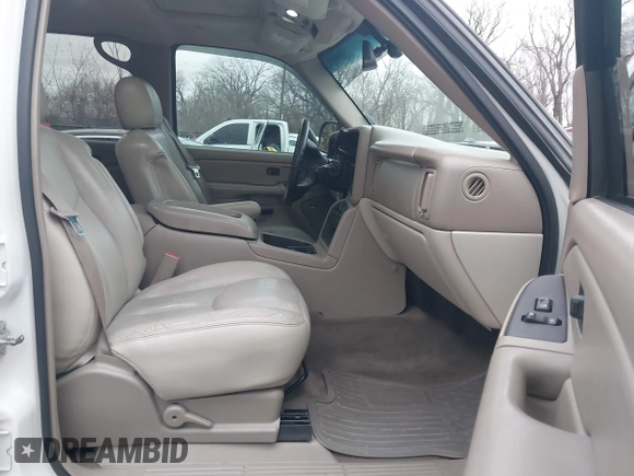 2005 Chevrolet Avalanche Z71 with VIN 3GNEK12Z65G200232, listed as a IAAI auction lot 41128043 with 173,874 mi miles. Bid and sale history available at carsss.com. Image 5.