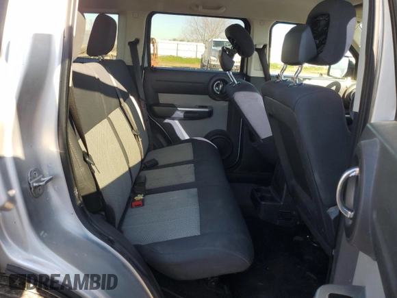 2010 Dodge Nitro SXT z VIN 1D4PT5GK5AW106990, wystawiony jako Copart lot #88719415 z przebiegiem 193 019 mil mil oraz Szkoda całkowita • Salvage title. Historia ofert i sprzedaży dostępna na DreamBid. Obrazek 10.
