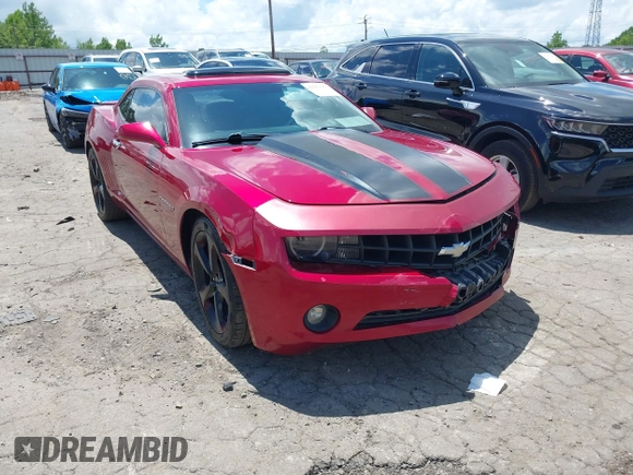 2013 Chevrolet Camaro LT z VIN 2G1FB1E39D9141179, wystawiony jako IAAI lot #42251362 z przebiegiem 135 433 mil mil oraz . Historia ofert i sprzedaży dostępna na DreamBid. Obrazek 1.