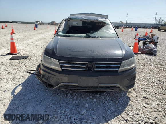 2018 Volkswagen Tiguan S z VIN 3VV1B7AX6JM147216, wystawiony jako Copart lot #52449345 z przebiegiem Nie podano mil oraz Szkoda całkowita • Salvage title. Historia ofert i sprzedaży dostępna na DreamBid. Obrazek 5.