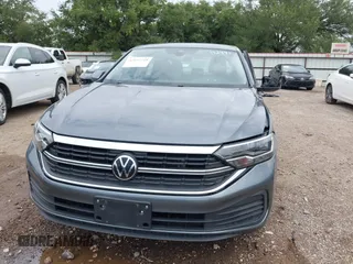 2024 Volkswagen Jetta SE z VIN 3VW7M7BU9RM011999, wystawiony jako IAAI lot #42697218 z przebiegiem 47 078 mil mil oraz . Historia ofert i sprzedaży dostępna na DreamBid. Obrazek 12.