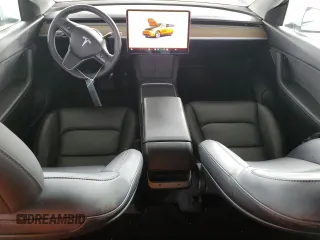 2022 Tesla Model Y Long Range z VIN 7SAYGAEE9NF493262, wystawiony jako Copart lot #52975005 z przebiegiem 63 189 mil mil oraz Szkoda całkowita • Salvage title. Historia ofert i sprzedaży dostępna na DreamBid. Obrazek 8.