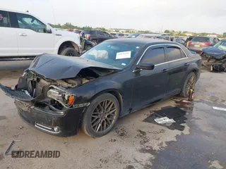 2013 Chrysler 300 S z VIN 2C3CCABT8DH709962, wystawiony jako IAAI lot #42070142 z przebiegiem 156 690 mil mil oraz . Historia ofert i sprzedaży dostępna na DreamBid. Obrazek 2.