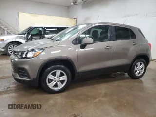 2021 Chevrolet Trax LS z VIN KL7CJNSB3MB320426, wystawiony jako Copart lot #55240665 z przebiegiem 135 619 mil mil oraz Nie do naprawy • Non repairable. Historia ofert i sprzedaży dostępna na DreamBid. Obrazek 1.
