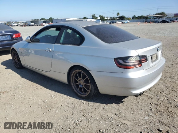 2009 BMW 3 Series 328i z VIN WBAWV13549P122225, wystawiony jako Copart lot #63093875 z przebiegiem 78 527 mil mil oraz Czysty tytuł • Clean title. Historia ofert i sprzedaży dostępna na DreamBid. Obrazek 2.
