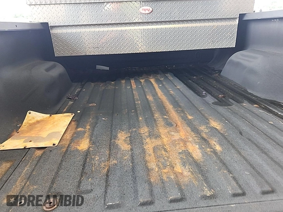 2005 Ford F-250 XL z VIN 1FTNX20585EB69766, wystawiony jako IAAI lot #42469690 z przebiegiem 151 197 mil mil oraz . Historia ofert i sprzedaży dostępna na DreamBid. Obrazek 16.
