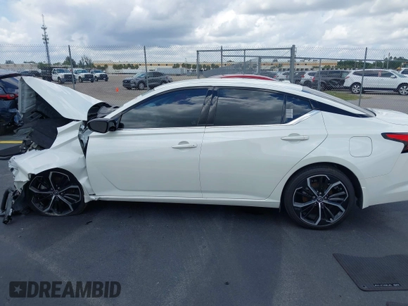 2024 Nissan Altima SR z VIN 1N4BL4CVXRN427304, wystawiony jako IAAI lot #42194928 z przebiegiem 10 679 mil mil oraz . Historia ofert i sprzedaży dostępna na DreamBid. Obrazek 14.