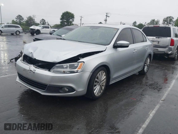 2011 Volkswagen Jetta SEL z VIN 3VWLX7AJ3BM351393, wystawiony jako IAAI lot #42241299 z przebiegiem 130 903 mil mil oraz . Historia ofert i sprzedaży dostępna na DreamBid. Obrazek 2.