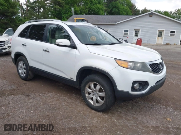 2012 Kia Sorento LX z VIN 5XYKTCA66CG225672, wystawiony jako IAAI lot #42332631 z przebiegiem 137 760 mil mil oraz . Historia ofert i sprzedaży dostępna na DreamBid. Obrazek 1.