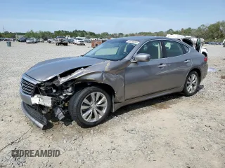 2013 Infiniti M z VIN JN1BY1AP3DM510590, wystawiony jako Copart lot #49236045 z przebiegiem 122 455 mil mil oraz Szkoda całkowita • Salvage title. Historia ofert i sprzedaży dostępna na DreamBid. Obrazek 1.