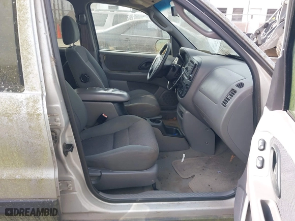 2002 Ford Escape XLT Choice with VIN 1FMYU03172KD11228, listed as a IAAI auction lot 41556852 with 250,677 mi miles. Bid and sale history available at carsss.com. Image 5.