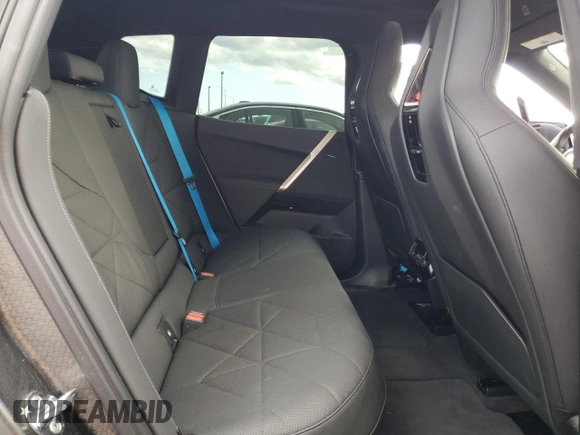 2024 BMW iX xDrive50 z VIN WB523CF02RCS04556, wystawiony jako Copart lot #46817195 z przebiegiem 7 915 mil mil oraz Czysty tytuł • Clean title. Historia ofert i sprzedaży dostępna na DreamBid. Obrazek 11.
