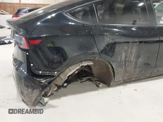 2022 Tesla Model Y Long Range z VIN 7SAYGDEE0NF342215, wystawiony jako IAAI lot #42136858 z przebiegiem 53 037 mil mil oraz . Historia ofert i sprzedaży dostępna na DreamBid. Obrazek 6.