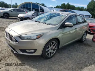 2015 Ford Focus SE z VIN 1FADP3F22FL283411, wystawiony jako Copart lot #65126655 z przebiegiem 138 521 mil mil oraz Szkoda całkowita • Salvage title. Historia ofert i sprzedaży dostępna na DreamBid. Obrazek 1.