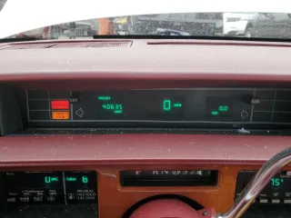 1990 Cadillac Fleetwood z VIN 1G6CB5332L4248633, wystawiony jako Copart lot #44218444 z przebiegiem 40 635 mil mil oraz Nie do naprawy. Historia ofert i sprzedaży dostępna na DreamBid. Obrazek 9.