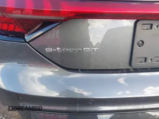 2024 Audi e-tron GT Premium Plus z VIN WAUFJBFW0R7000208, wystawiony jako IAAI lot #40787476 z przebiegiem 7 765 mil mil oraz . Historia ofert i sprzedaży dostępna na DreamBid. Obrazek 22.