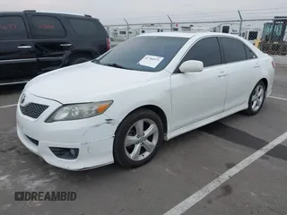2011 Toyota Camry LE z VIN 4T1BF3EK5BU658827, wystawiony jako IAAI lot #41704973 z przebiegiem 212 443 mil mil oraz . Historia ofert i sprzedaży dostępna na DreamBid. Obrazek 2.