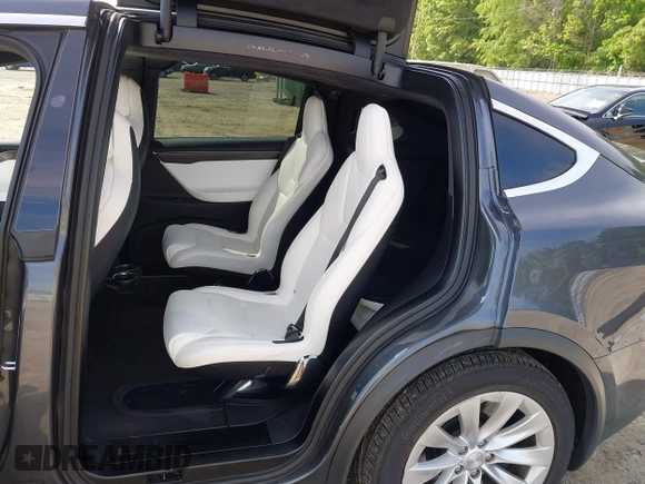 2017 Tesla Model X 90D z VIN 5YJXCBE20HF070235, wystawiony jako IAAI lot #42099344 z przebiegiem 57 686 mil mil oraz . Historia ofert i sprzedaży dostępna na DreamBid. Obrazek 8.