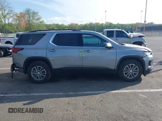 2023 Chevrolet Traverse LT Cloth z VIN 1GNEVGKW3PJ336948, wystawiony jako IAAI lot #42144619 z przebiegiem 15 580 mil mil oraz . Historia ofert i sprzedaży dostępna na DreamBid. Obrazek 13.