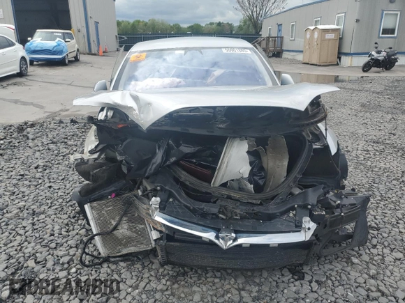 2017 Tesla Model S 60 z VIN 5YJSA1E16HF180191, wystawiony jako Copart lot #55901805 z przebiegiem Nie podano mil oraz Szkoda całkowita • Salvage title. Historia ofert i sprzedaży dostępna na DreamBid. Obrazek 5.