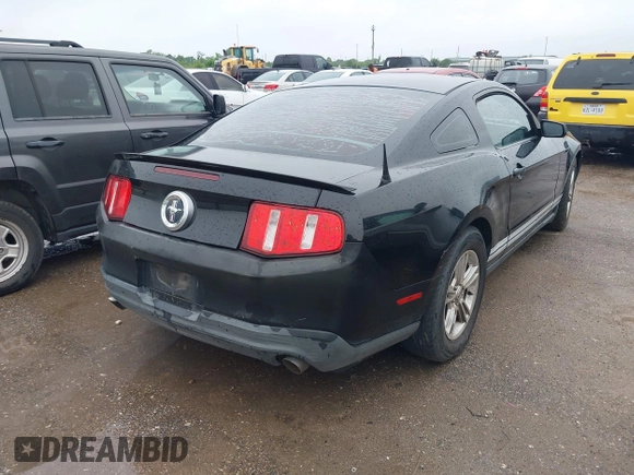 2011 Ford Mustang V6 z VIN 1ZVBP8AM5B5125342, wystawiony jako IAAI lot #42206977 z przebiegiem 283 386 mil mil oraz . Historia ofert i sprzedaży dostępna na DreamBid. Obrazek 4.