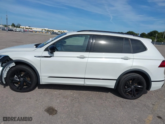 2023 Volkswagen Tiguan SE R-Line Black with VIN 3VVCB7AX0PM090710, listed as a IAAI auction lot 41256904 with 12,819 mi miles. Bid and sale history available at carsss.com. Image 14.