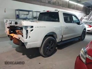 2023 Ford F-150 Lightning Pro z VIN 1FT6W1EV5PWG51022, wystawiony jako IAAI lot #41364481 z przebiegiem 10 989 mil mil oraz . Historia ofert i sprzedaży dostępna na DreamBid. Obrazek 4.