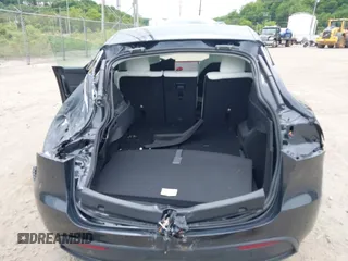2025 Tesla Model Y Long Range z VIN 7SAYGAEE3SF264491, wystawiony jako IAAI lot #42292489 z przebiegiem 3 543 mil mil oraz . Historia ofert i sprzedaży dostępna na DreamBid. Obrazek 6.
