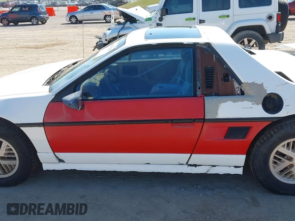 1986 Pontiac Fiero z VIN 1G2PF3790GP231392, wystawiony jako IAAI lot #41870267 z przebiegiem 156 718 mil mil oraz . Historia ofert i sprzedaży dostępna na DreamBid. Obrazek 18.