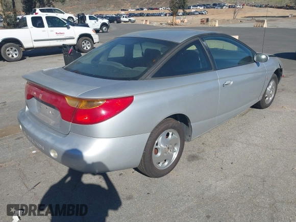 2002 Saturn SC z VIN 1G8ZY14732Z144888, wystawiony jako IAAI lot #41617831 z przebiegiem 138 564 mil mil oraz . Historia ofert i sprzedaży dostępna na DreamBid. Obrazek 4.