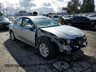 2025 Toyota Camry LE z VIN 4T1DAACK8SU007349, wystawiony jako Copart lot #48939945 z przebiegiem 25 107 mil mil oraz Szkoda całkowita • Salvage title. Historia ofert i sprzedaży dostępna na DreamBid. Obrazek 4.