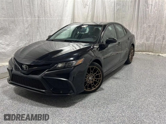 2023 Toyota Camry SE z VIN 4T1G11BK3PU075080, wystawiony jako Copart lot #58753195 z przebiegiem 106 506 mil mil oraz Czysty tytuł • Clean title. Historia ofert i sprzedaży dostępna na DreamBid. Obrazek 2.