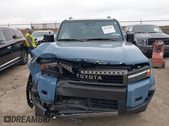 2024 Toyota Land Cruiser z VIN JTEABFAJ9RK015313, wystawiony jako IAAI lot #41573592 z przebiegiem 11 124 mil mil oraz . Historia ofert i sprzedaży dostępna na DreamBid. Obrazek 12.