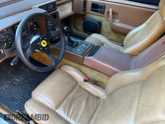 1988 Pontiac Fiero z VIN 1G2PE119XJP213392, wystawiony jako Copart lot #55215415 z przebiegiem 71 246 mil mil oraz Czysty tytuł • Clean title. Historia ofert i sprzedaży dostępna na DreamBid. Obrazek 9.