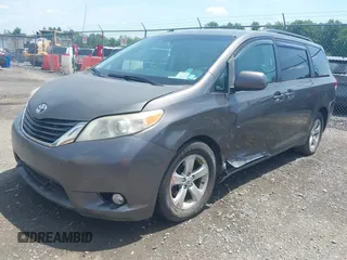 2012 Toyota Sienna LE AAS z VIN 5TDKK3DC9CS252274, wystawiony jako IAAI lot #42553516 z przebiegiem 311 650 mil mil oraz . Historia ofert i sprzedaży dostępna na DreamBid. Obrazek 17.