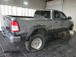 2019 Ram 1500 Tradesman z VIN 1C6RRECTXKN667039, wystawiony jako Copart lot #55602495 z przebiegiem 101 702 mil mil oraz Szkoda całkowita • Salvage title. Historia ofert i sprzedaży dostępna na DreamBid. Obrazek 3.