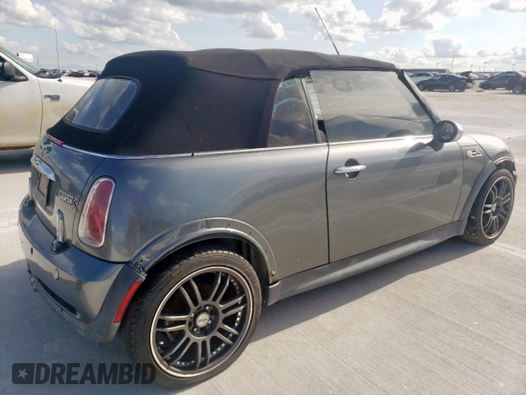 2005 MINI Convertible S z VIN WMWRH33475TF81146, wystawiony jako Copart lot #58586245 z przebiegiem Nie podano mil oraz Szkoda całkowita • Salvage title. Historia ofert i sprzedaży dostępna na DreamBid. Obrazek 3.