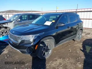 2021 Kia Seltos EX z VIN KNDERCAA3M7105522, wystawiony jako IAAI lot #41416520 z przebiegiem 93 412 mil mil oraz . Historia ofert i sprzedaży dostępna na DreamBid. Obrazek 2.