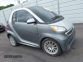 2013 Smart fortwo Pure z VIN WMEEJ3BA5DK593487, wystawiony jako IAAI lot #42558067 z przebiegiem 67 115 mil mil oraz . Historia ofert i sprzedaży dostępna na DreamBid. Obrazek 1.