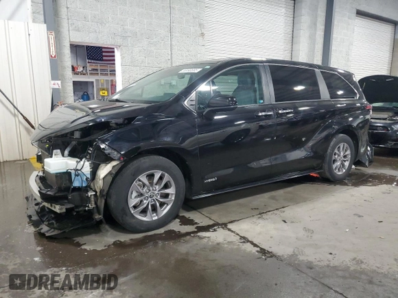 2021 Toyota Sienna XLE z VIN 5TDYRKECXMS024686, wystawiony jako Copart lot #56990895 z przebiegiem 37 744 mil mil oraz Szkoda całkowita • Salvage title. Historia ofert i sprzedaży dostępna na DreamBid. Obrazek 1.
