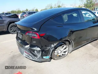 2024 Tesla Model Y Long Range z VIN 7SAYGDEE0RF078242, wystawiony jako IAAI lot #41808826 z przebiegiem 59 581 mil mil oraz . Historia ofert i sprzedaży dostępna na DreamBid. Obrazek 6.