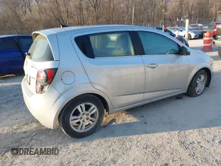 2012 Chevrolet Sonic LT z VIN 1G1JD6SB5C4179006, wystawiony jako IAAI lot #41785200 z przebiegiem 241 164 mil mil oraz . Historia ofert i sprzedaży dostępna na DreamBid. Obrazek 4.