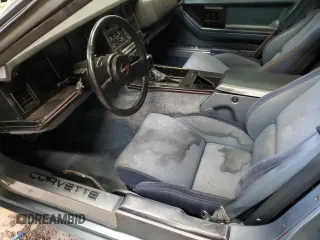 1984 Chevrolet Corvette z VIN 1G1AY0788E5113478, wystawiony jako Copart lot #60860615 z przebiegiem Nie podano mil oraz Czysty tytuł • Clean title. Historia ofert i sprzedaży dostępna na DreamBid. Obrazek 7.