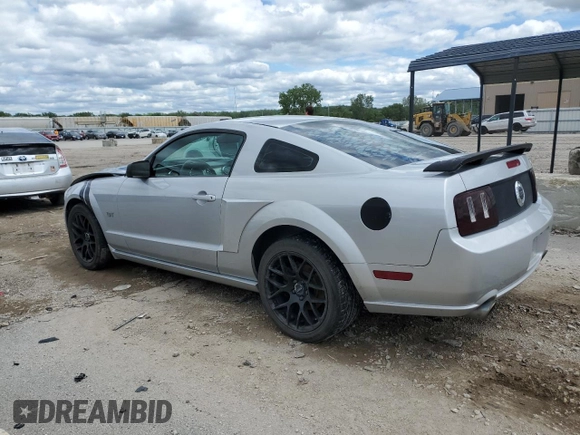 2006 Ford Mustang GT Deluxe z VIN 1ZVFT82H665205379, wystawiony jako Copart lot #57790135 z przebiegiem 193 607 mil mil oraz Szkoda całkowita • Salvage title. Historia ofert i sprzedaży dostępna na DreamBid. Obrazek 2.
