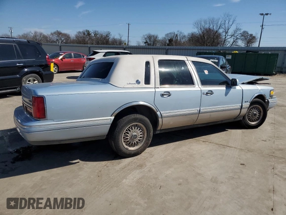 1997 Lincoln Town Car Signature z VIN 1LNLM82W2VY637722, wystawiony jako Copart lot #46865555 z przebiegiem Nie podano mil oraz Szkody całkowita. Historia ofert i sprzedaży dostępna na DreamBid. Obrazek 3.