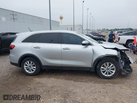 2020 Kia Sorento LX with VIN 5XYPG4A31LG698420, listed as a IAAI auction lot 41586003 with 101,458 mi miles. Bid and sale history available at carsss.com. Image 14.