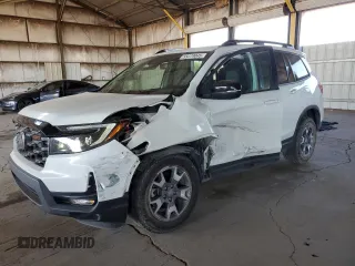 2023 Honda Passport TrailSport z VIN 5FNYF8H68PB000476, wystawiony jako Copart lot #55079045 z przebiegiem 30 543 mil mil oraz Szkody całkowita. Historia ofert i sprzedaży dostępna na DreamBid. Obrazek 1.