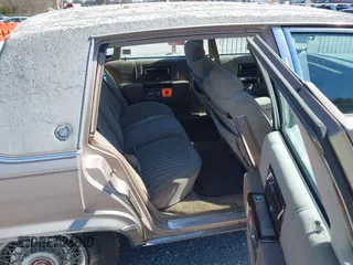 1992 Cadillac Brougham z VIN 1G6DW5477NR702648, wystawiony jako IAAI lot #41863168 z przebiegiem 108 158 mil mil oraz . Historia ofert i sprzedaży dostępna na DreamBid. Obrazek 8.