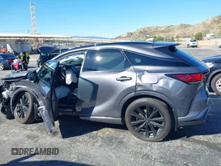 2023 Lexus RX 500h F Sport Performance z VIN 2T2BCMEA7PC007404, wystawiony jako IAAI lot #41742364 z przebiegiem 9 667 mil mil oraz . Historia ofert i sprzedaży dostępna na DreamBid. Obrazek 14.